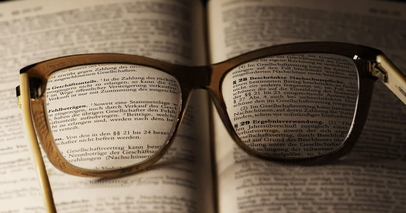 Comment négocier un contrat de manière efficace : la lecture clause par clause